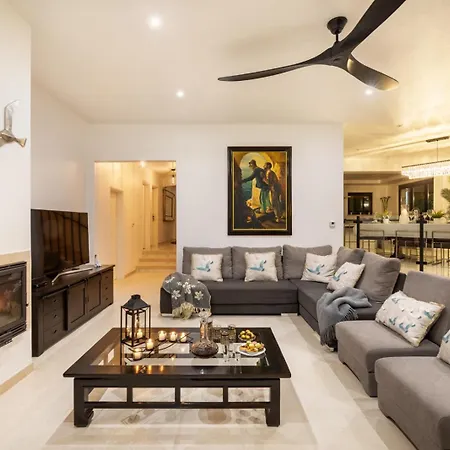 Seafront View Next To The Famous “benagil Caves” 贝纳吉