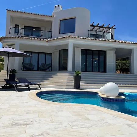 Seafront View Next To The Famous “benagil Caves” 贝纳吉